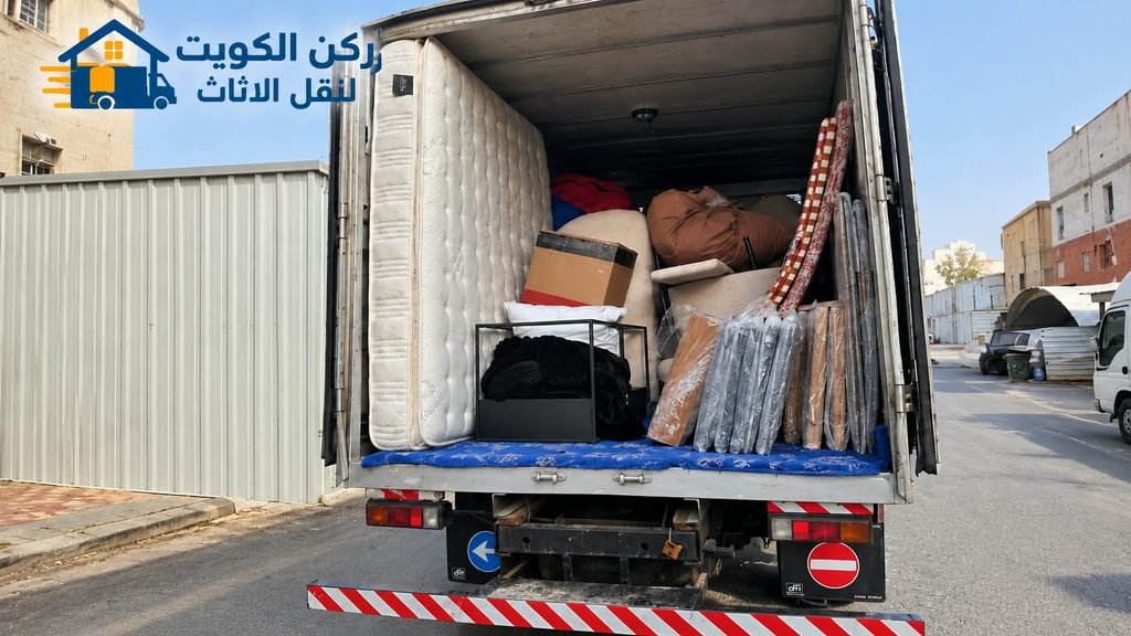 تحميل ونقل عفش المنزل داخل شاحنة مجهزة لحماية الأثاث أثناء النقل في الكويت